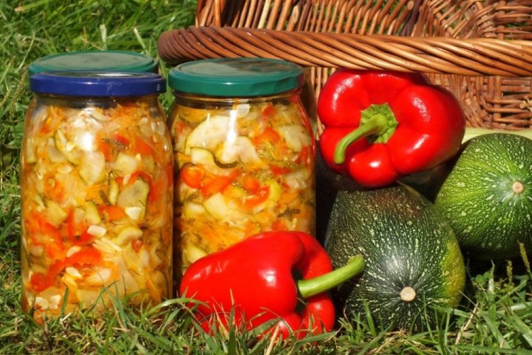 Салат из кабачков, огурцов и помидоров на зиму