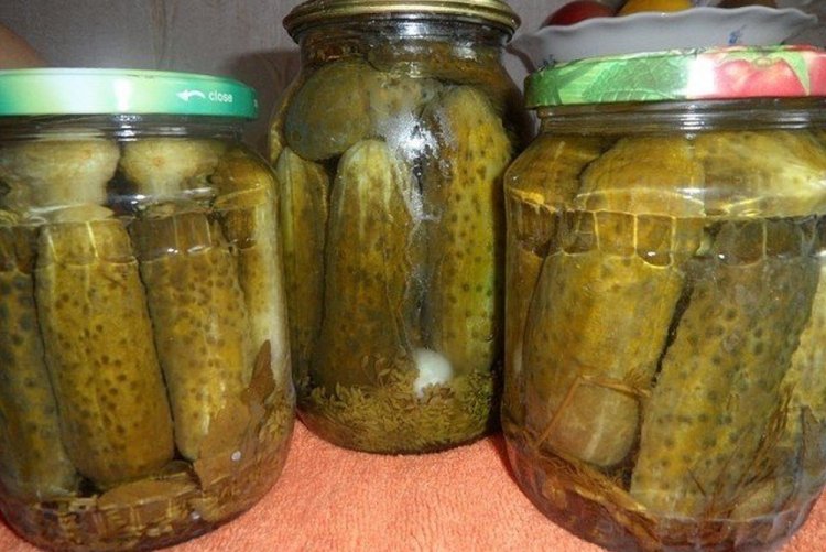 Огурцы с морковной ботвой в сладком маринаде на зиму