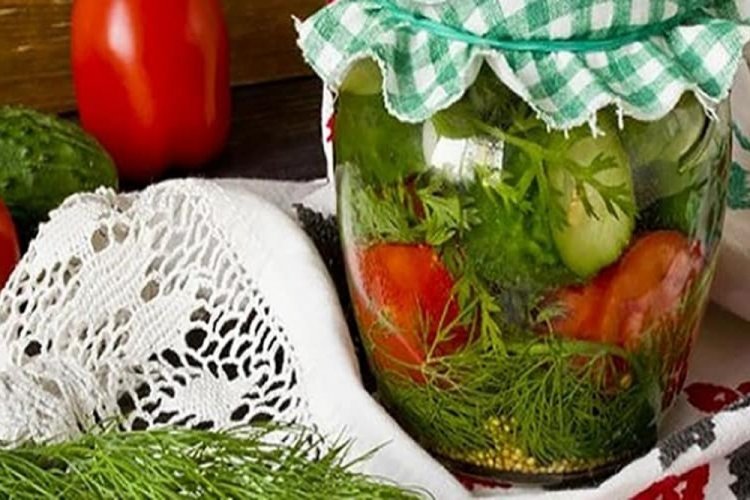 Огурцы с помидорами и морковной ботвой на зиму