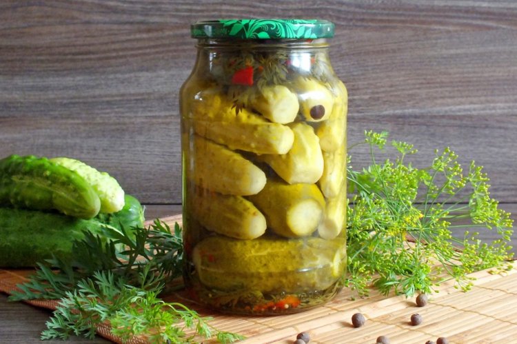 Огурцы с морковной ботвой и перцем чили