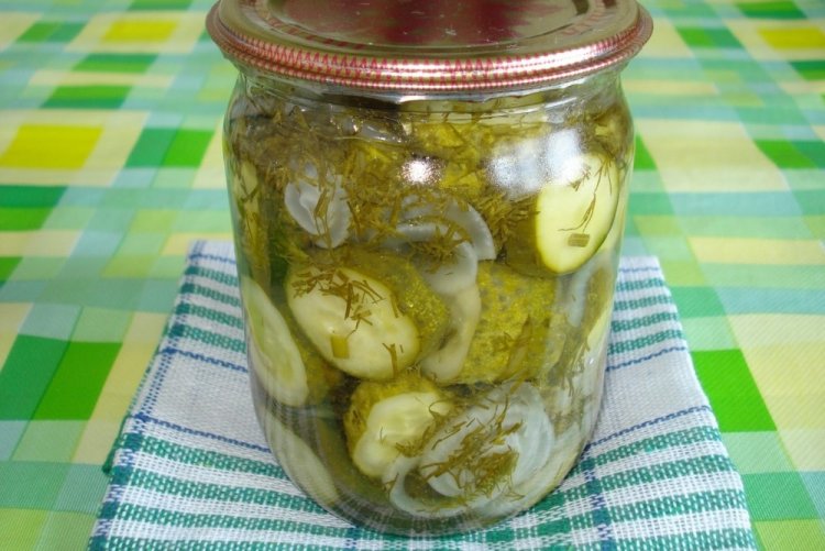 Огурцы с морковной ботвой и луком на зиму