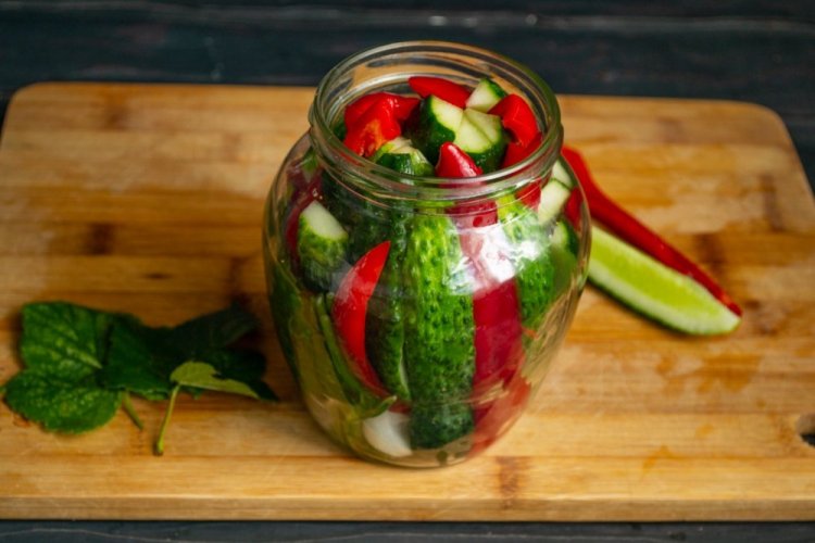 Огурцы с болгарским перцем и морковной ботвой на зиму