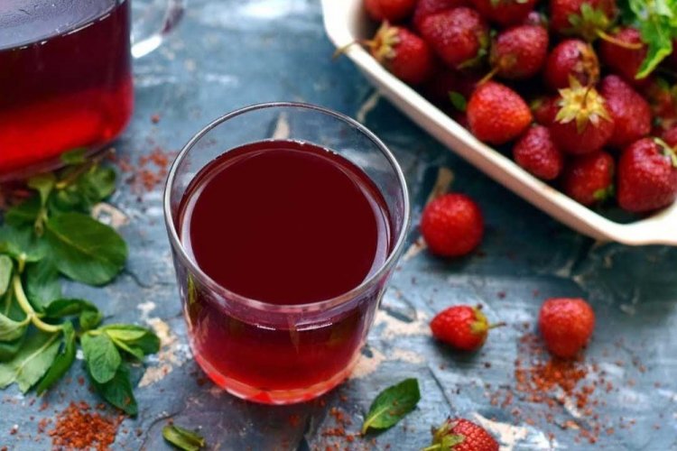 Компот из дыни с мятой и земляникой