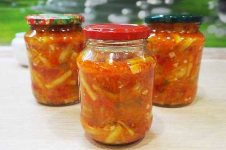 Салат из спаржевой фасоли с луком и морковью