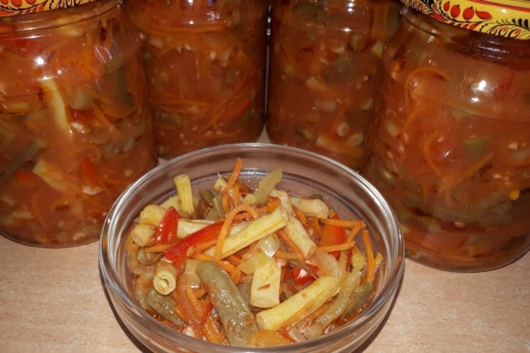 Салат из спаржевой фасоли с помидорами и острым перцем