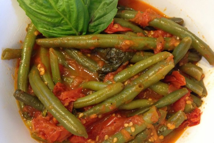 Спаржевая фасоль с помидорами и базиликом
