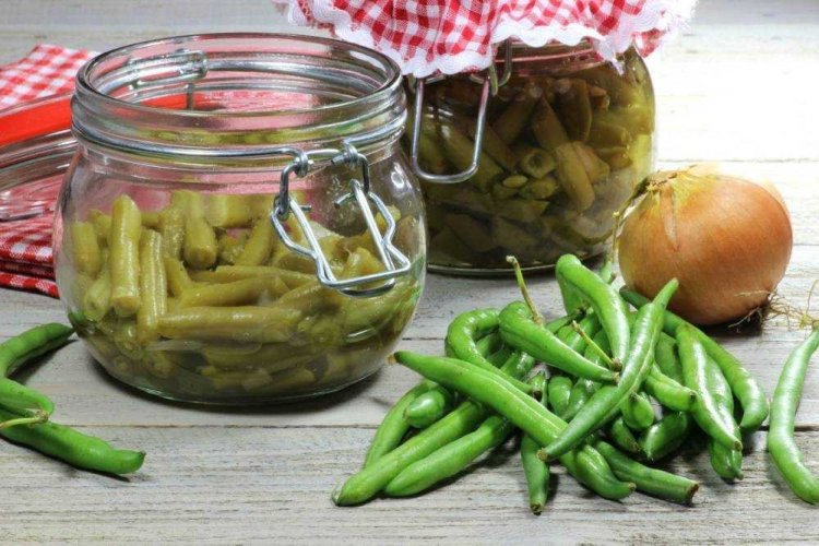 Маринованная спаржевая фасоль с луком