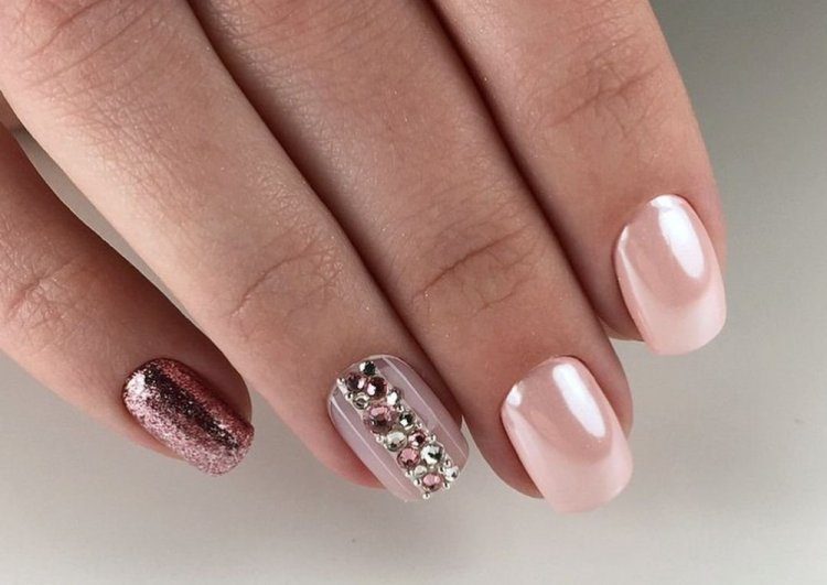Маникюр со стразами на короткие ногти