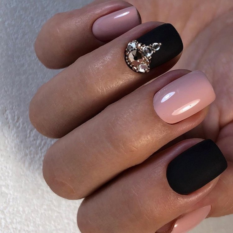 Маникюр со стразами на короткие ногти