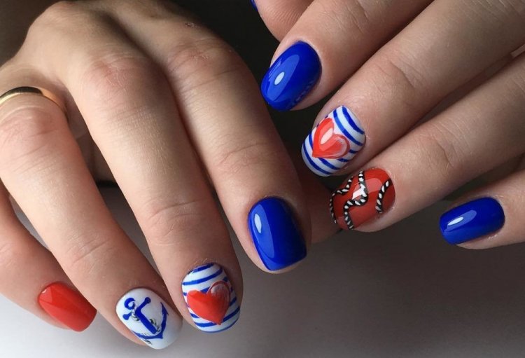 Летний маникюр «Морячка»