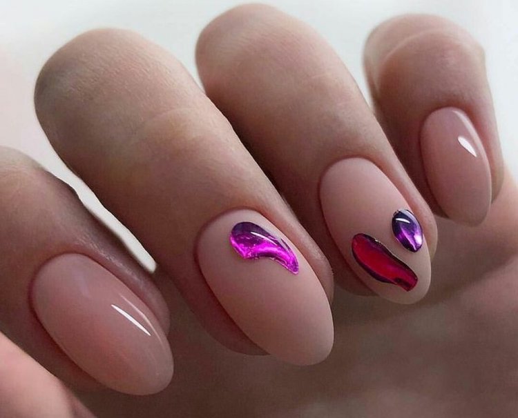 Маникюр «Жидкий металл»