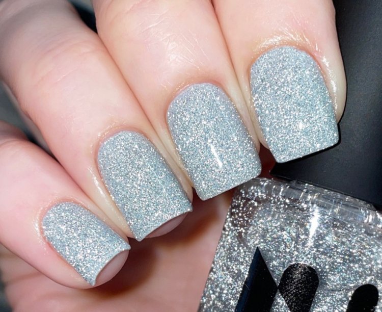 Нюдовый светоотражающий маникюр