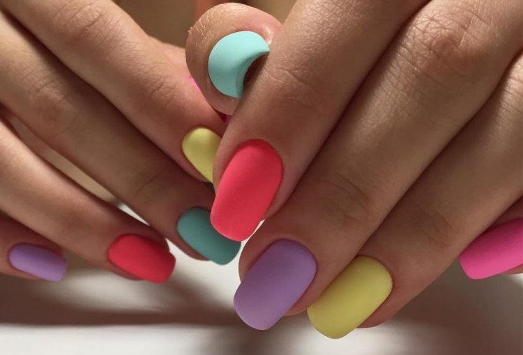 Разноцветный маникюр на короткие ногти