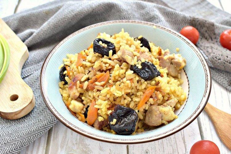 Плов с индейкой и черносливом на костре