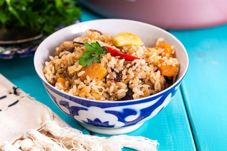 Сытный плов со свининой и курагой в казане