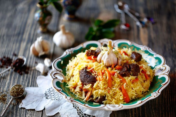 Плов на костре с говядиной и копченой колбасой