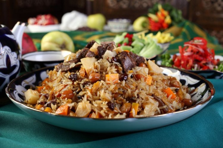 Плов из баранины с яблоками и изюмом в казане