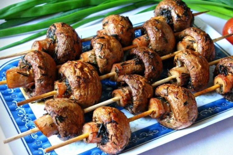 Шампиньоны в гранатовом соусе на гриле