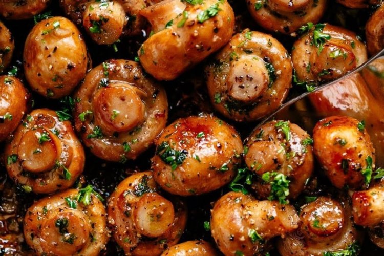 Шампиньоны на гриле, маринованные в соусе из меда и пива