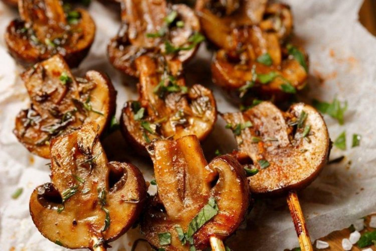 Шампиньоны с чесноком и зеленью на гриле