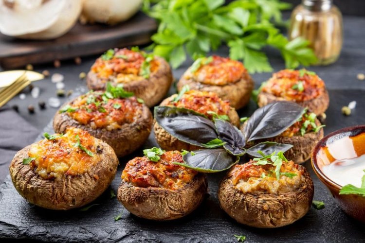 Шляпки шампиньонов, фаршированные сыром и беконом на гриле