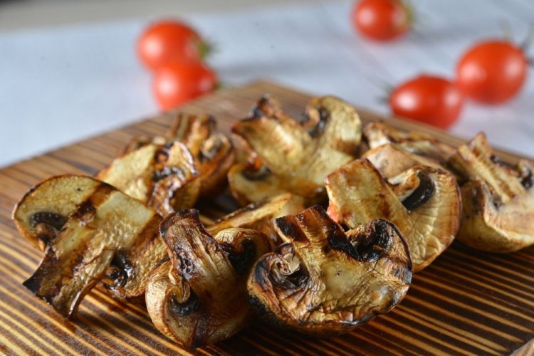 Шампиньоны на гриле с чесноком и лимонным соком