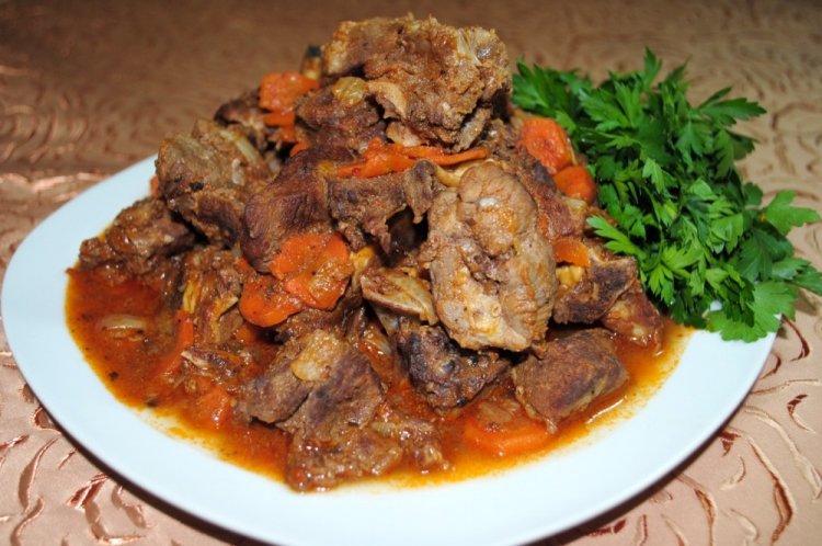 Тушеная баранина с вином в афганском казане