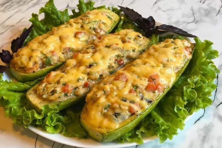 Лодочки из кабачков с фаршем, помидорами и сыром на гриле