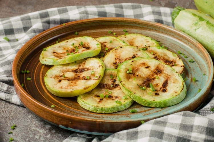 Кабачки на гриле с лимонным соком и чесноком