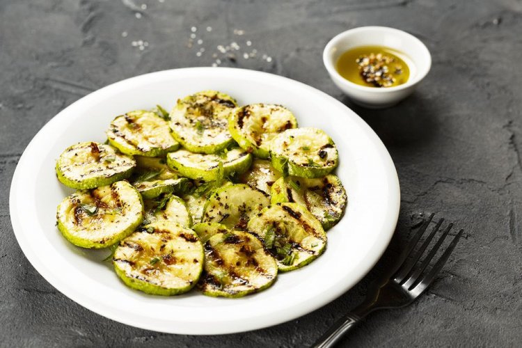 Кабачки на гриле, маринованные в соевом соусе с чесноком