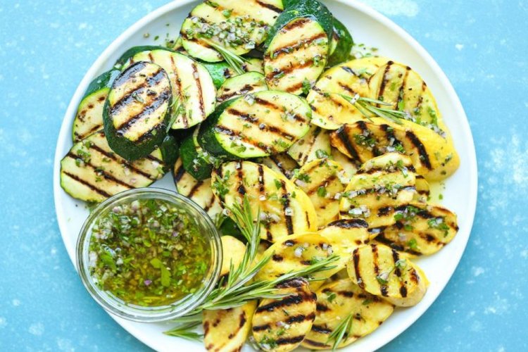 Кабачки с чесноком, маслом и зеленью на гриле