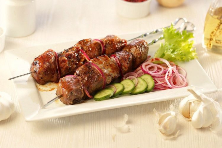 Шашлык из свинины, маринованной в белом вине с имбирем и чесноком