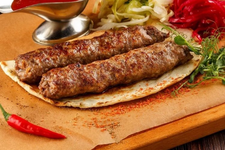 Люля-кебаб из свинины с острым перцем и чесноком на мангале