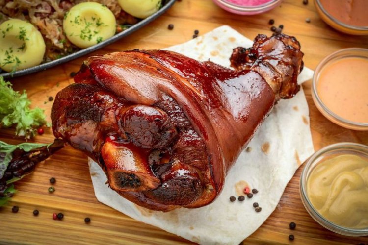 Свиная рулька в соусе барбекю на мангале