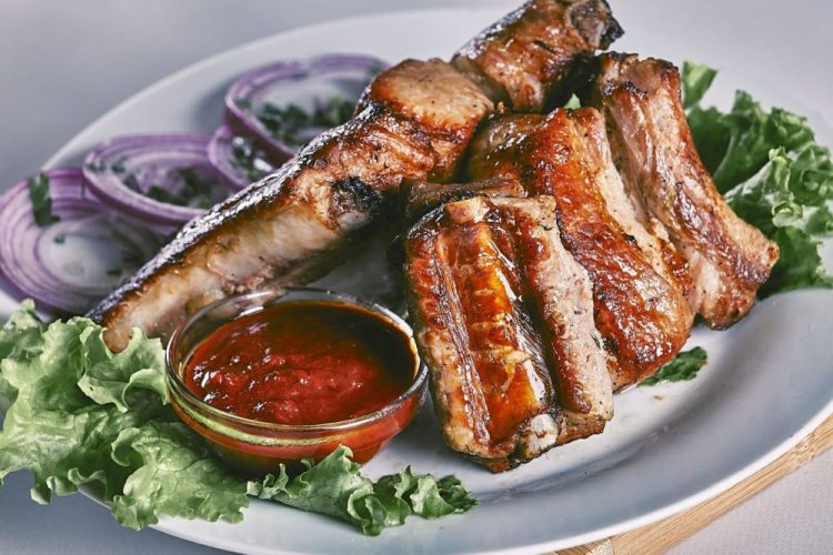 Сочные свиные ребрышки на мангале