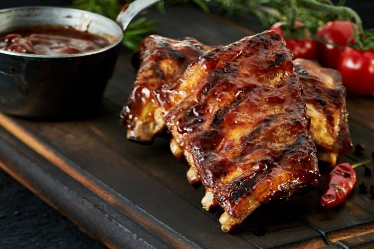Свиные ребрышки в соусе барбекю на мангале