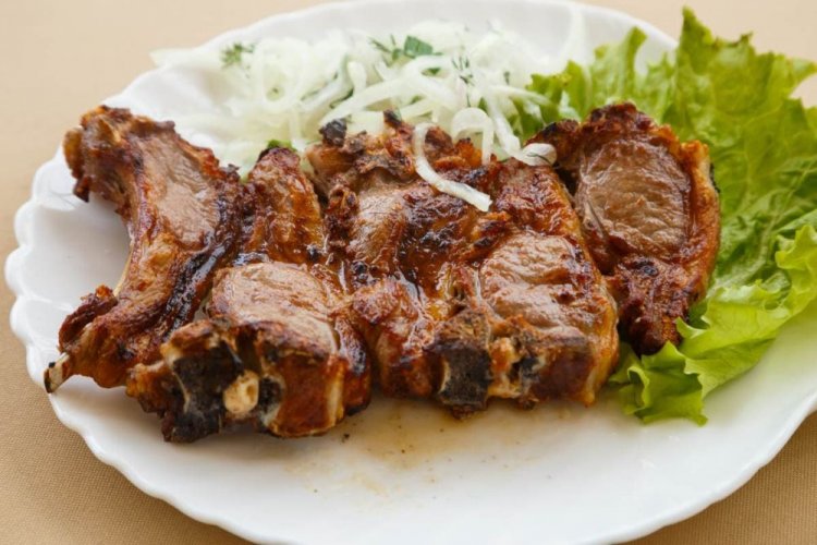 Шашлык из бараньих ребрышек в маринаде из аджики и лимонного сока