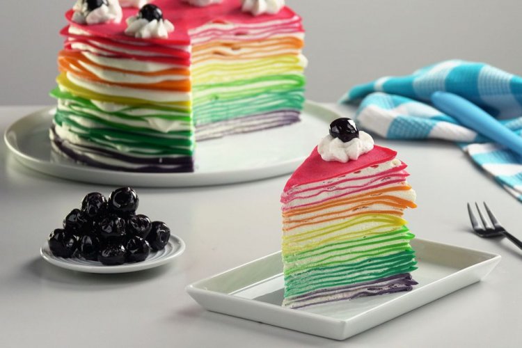 Радужный блинный торт с творожным кремом