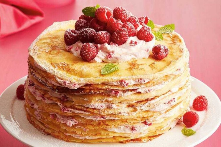 Блинный торт с малиной и сливочным кремом