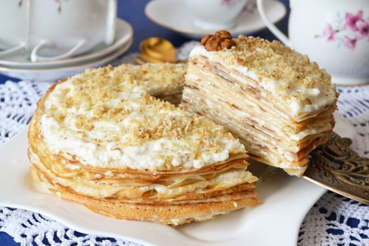 Торт из медовых блинов с творожным кремом и орехами