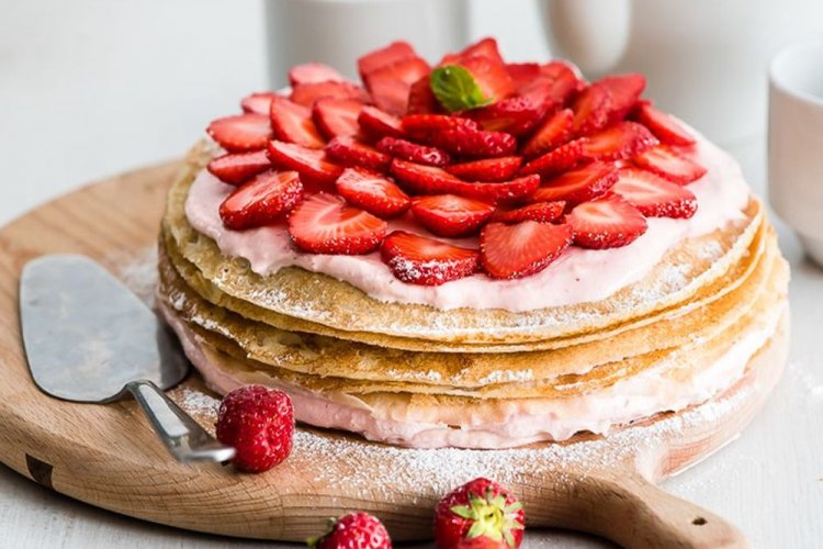 Блинный торт с клубникой