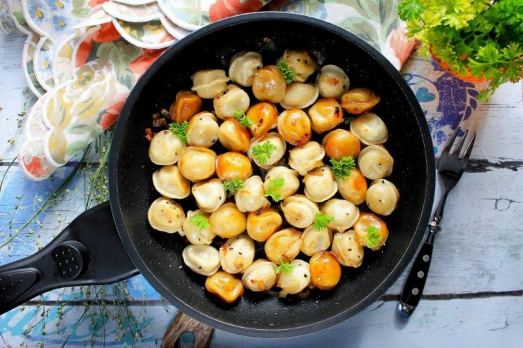 Жареные пельмени на сковороде