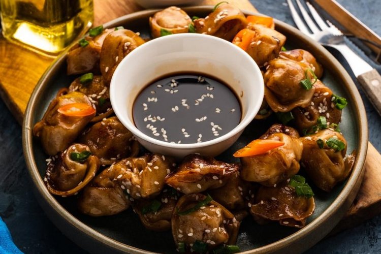 Жареные пельмени в соевом соусе