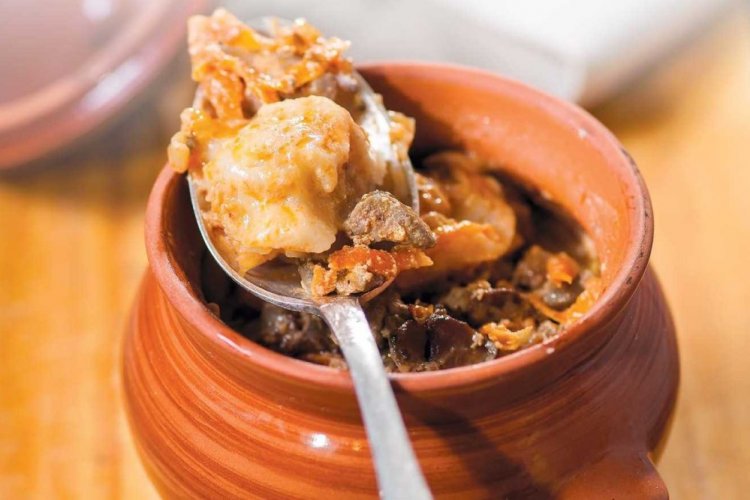 Пельмени с куриной печенью в горшочках