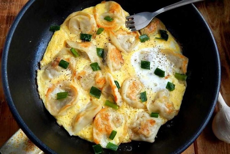 Жареные пельмени с яйцом