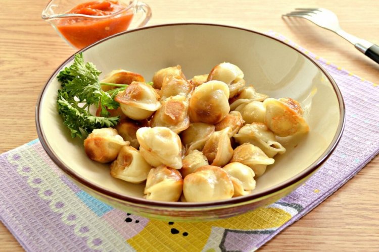 Пельмени с брынзой в сливочном масле