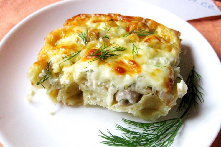 Запеканка из пельменей с яичной заливкой