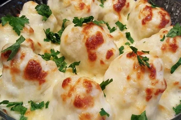 Пельмени с сыром и соусом бешамель