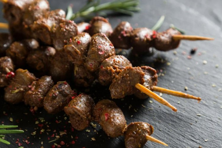 Куриные сердечки с лимонным соком и специями на мангале