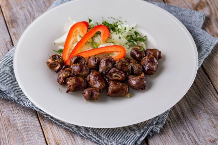 Куриные сердечки в кефире с луком и корнем хрена